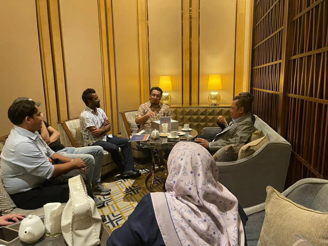 Blooms Healthcare and OneWorks Assistance representatives in discussion
