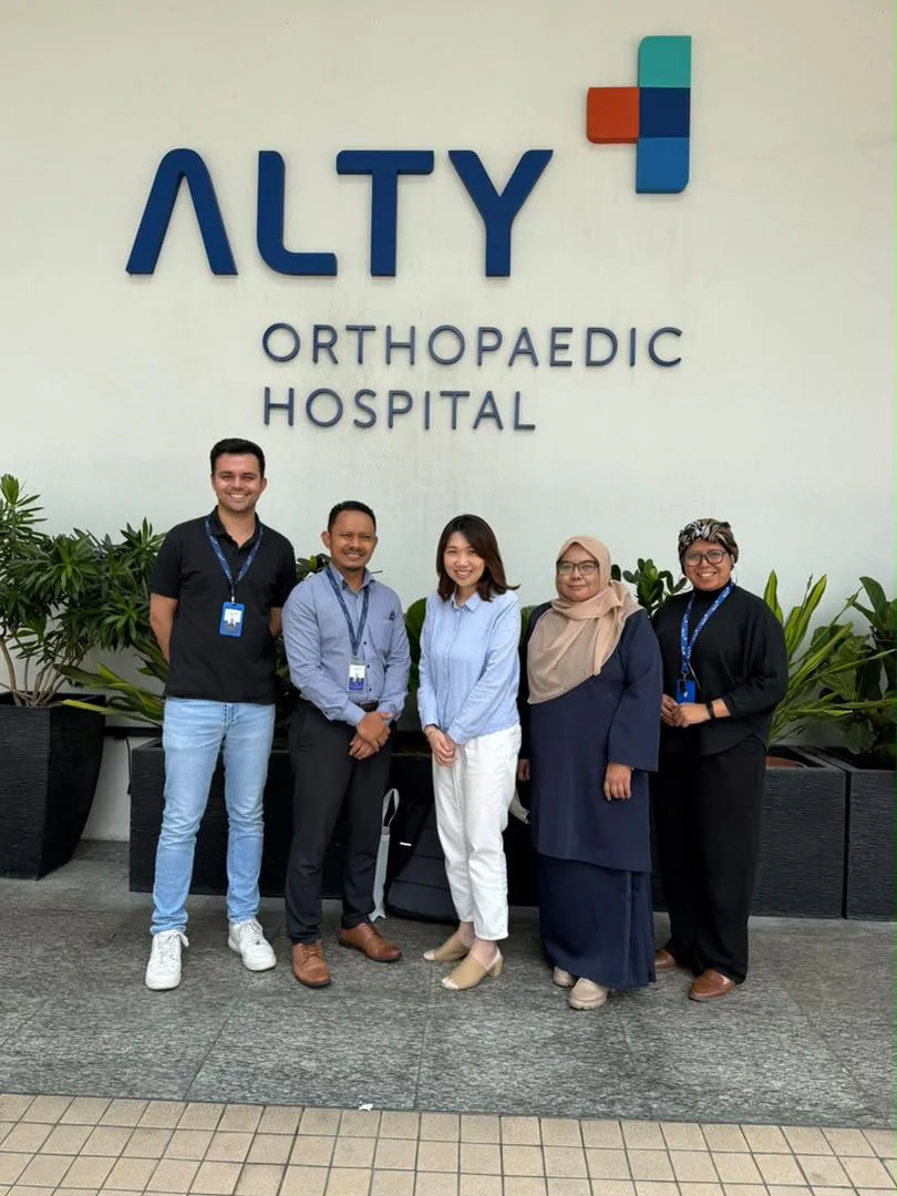 ALTY and OneWorks representatives discussing healthcare services